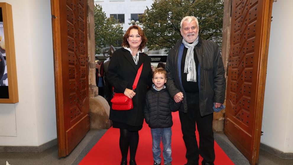 Zlata Adamovská a Petr Štěpánek s vnukem, 24. 10. 2022