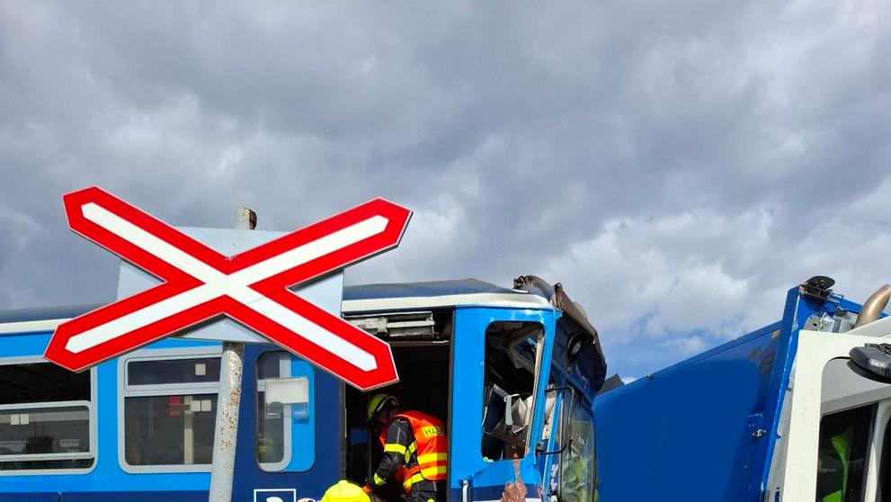 Srážka vlaku s nákladním vozidlem v Prostějově