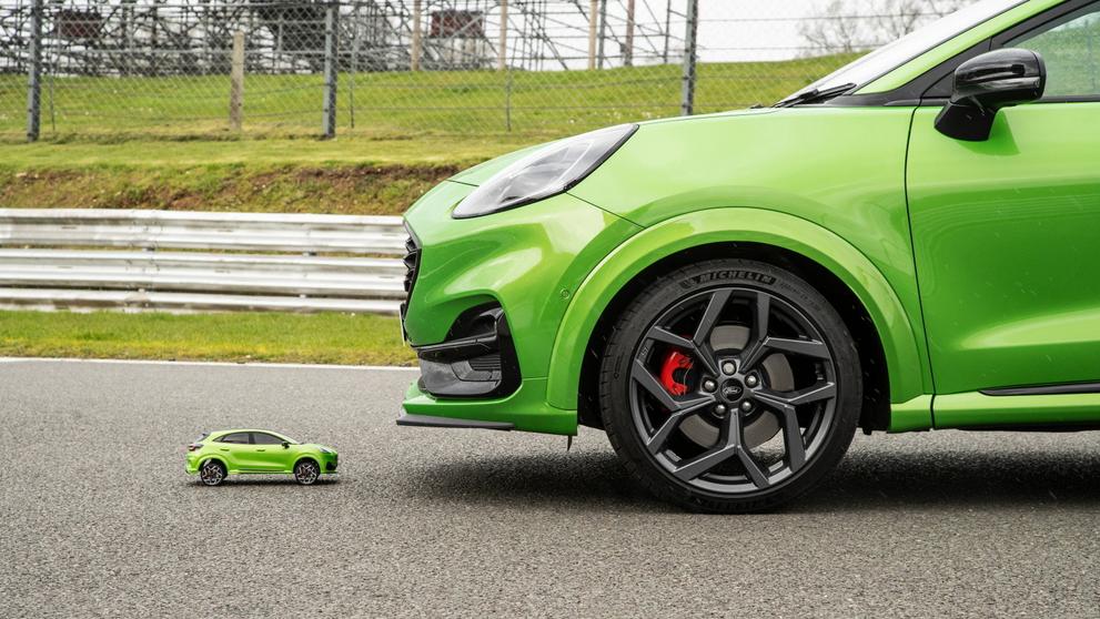 Sportovní SUV Ford Puma ST vs. model Puma ST RC - 8
