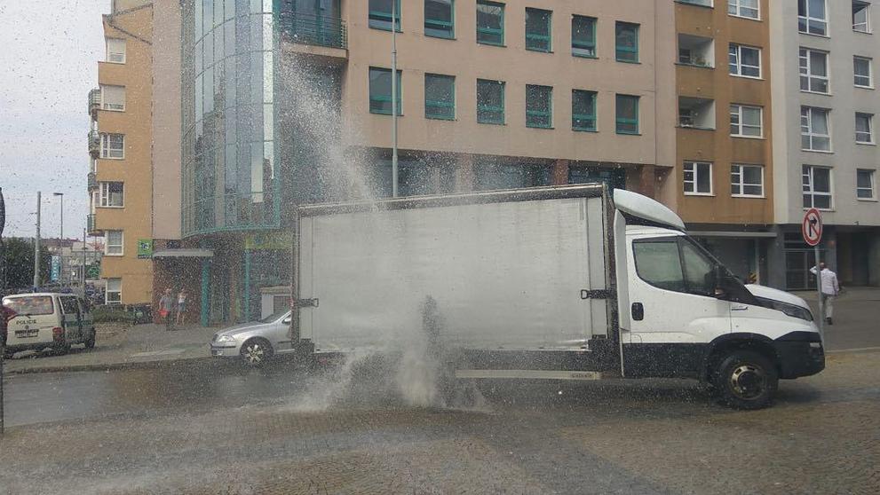 Auto přerazilo hydrant ve Vysočanech - 6