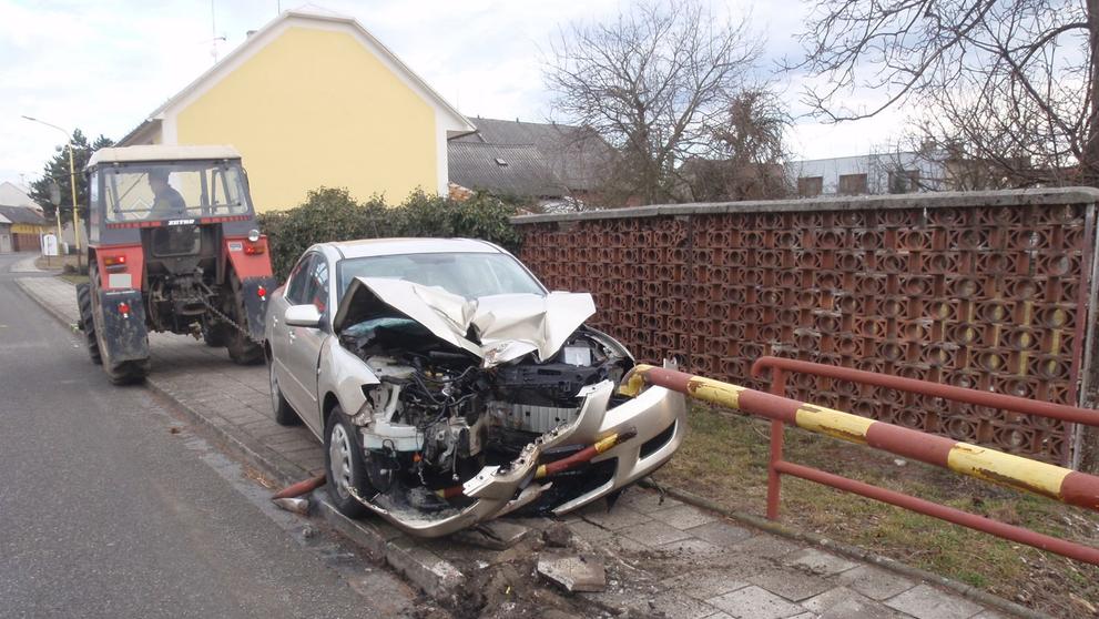 Osobní automobil se napíchl na zábradlí
