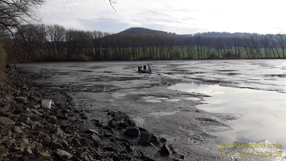 záchrana muže uvízlého v bahně vypuštěného Všepadelského rybníka - 2