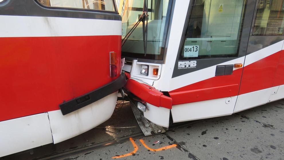 Na zastávce v Brně se srazily tramvaje - 2