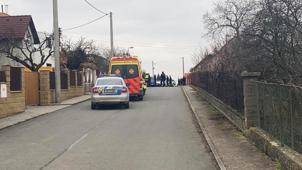 Muž na střeše v obci Kosoř - 2