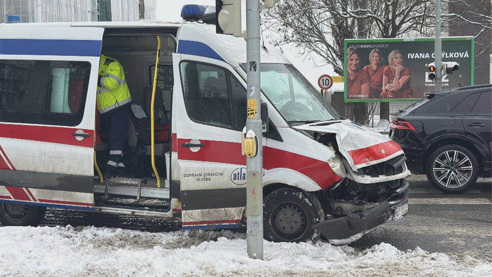 Nehoda sanitky s dvěma osobními vozy v Praze