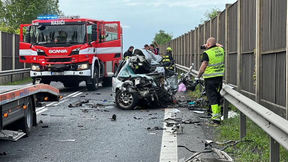 Řidič BMW nepřežil srážku s nákladním automobilem u Velvar