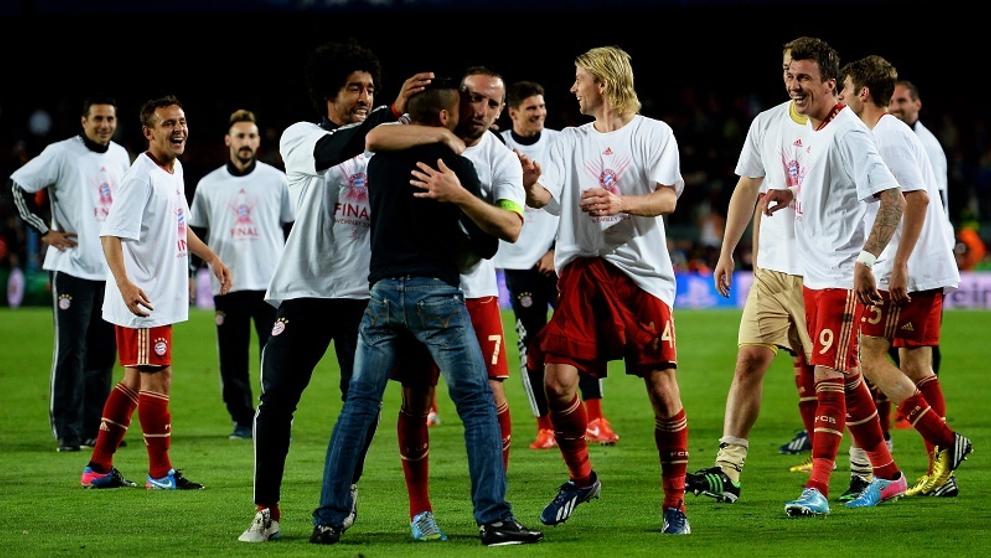 Fanoušek vtrhl na hřiště a vrhnul se na Franka Ribéryho z Bayernu. - 1