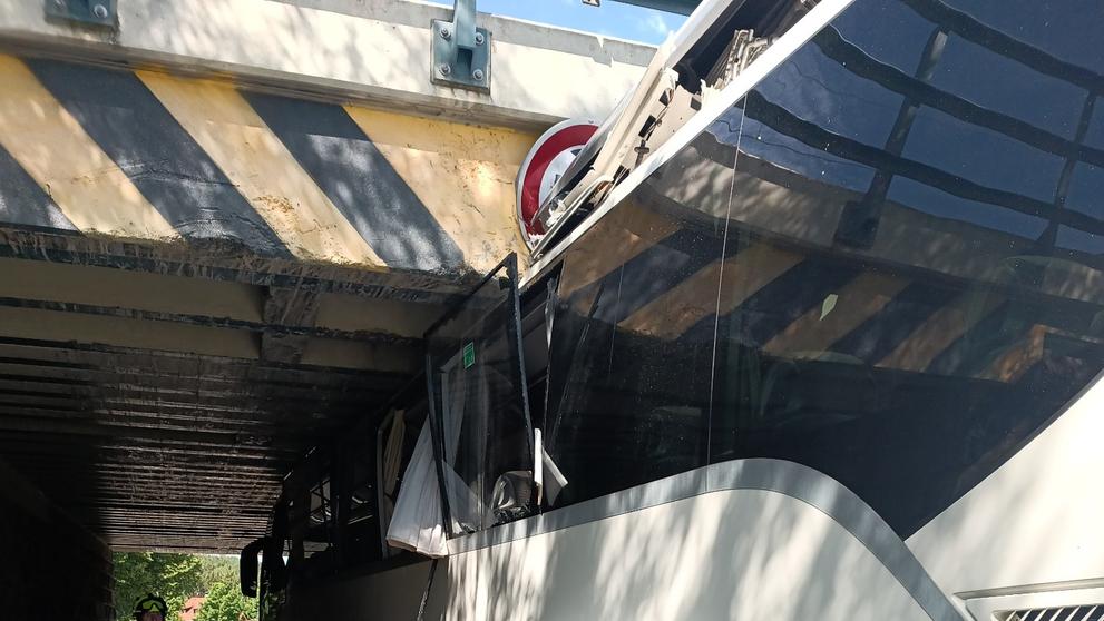 Autobus zůstal zaseknutý pod železničním viaduktem