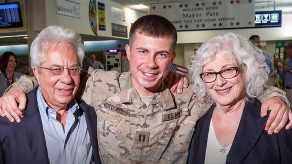 Pete Buttigieg s rodiči ve vojenském