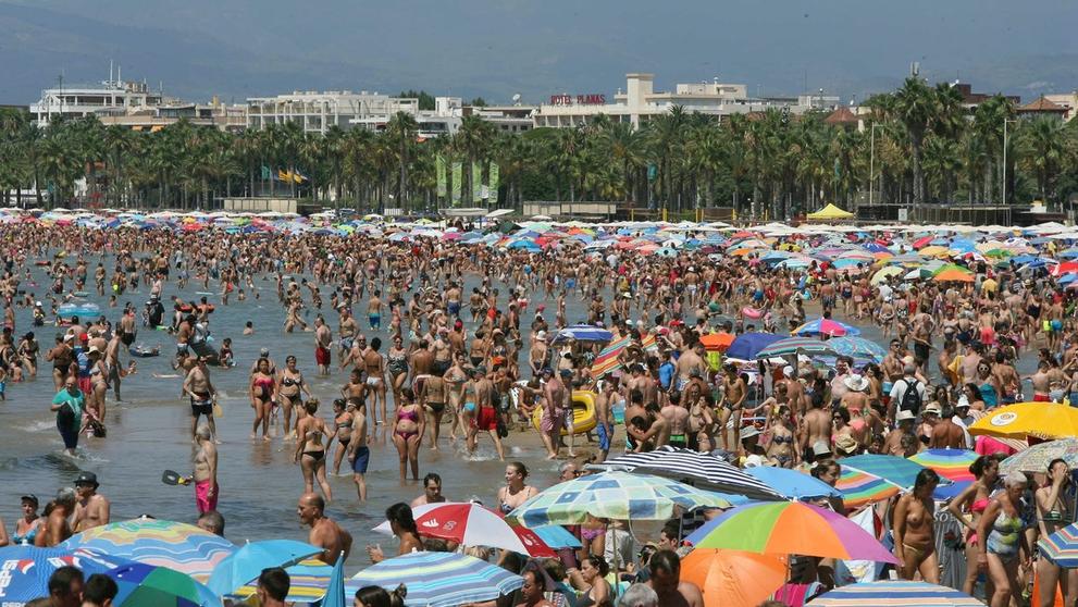Šílené pláže - Přeplněná pláž Levante v Salou, ve Španělsku