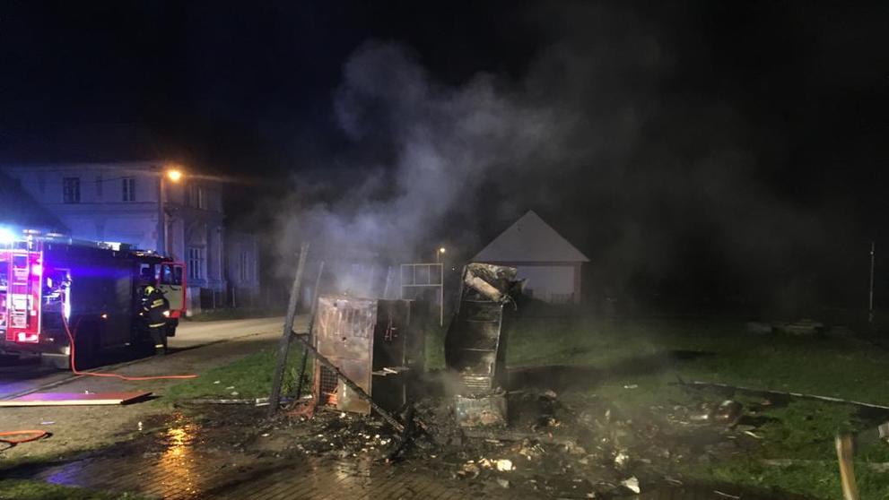Požár zmrzlinářského stánku v Hluboké nad Vltavou - 4