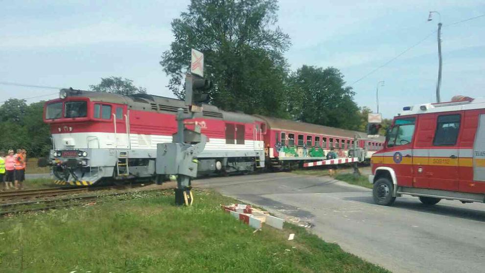 Autobus na železničním přejezdu u Turčianských teplic - 1