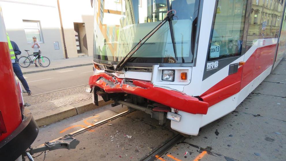 Na zastávce v Brně se srazily tramvaje - 1