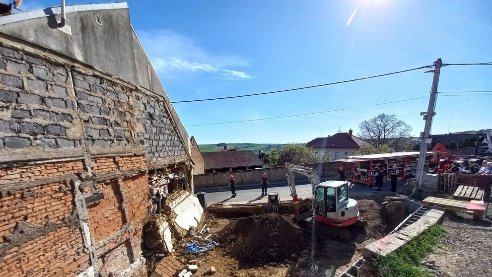 Jihomoravští hasiči zasahují v obci Viničné Šumice, kde se zřítila zeď rodinného domu