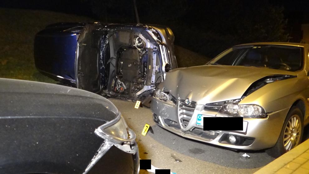 Náraz byl tak silný, že převrátil těžké SUV na bok