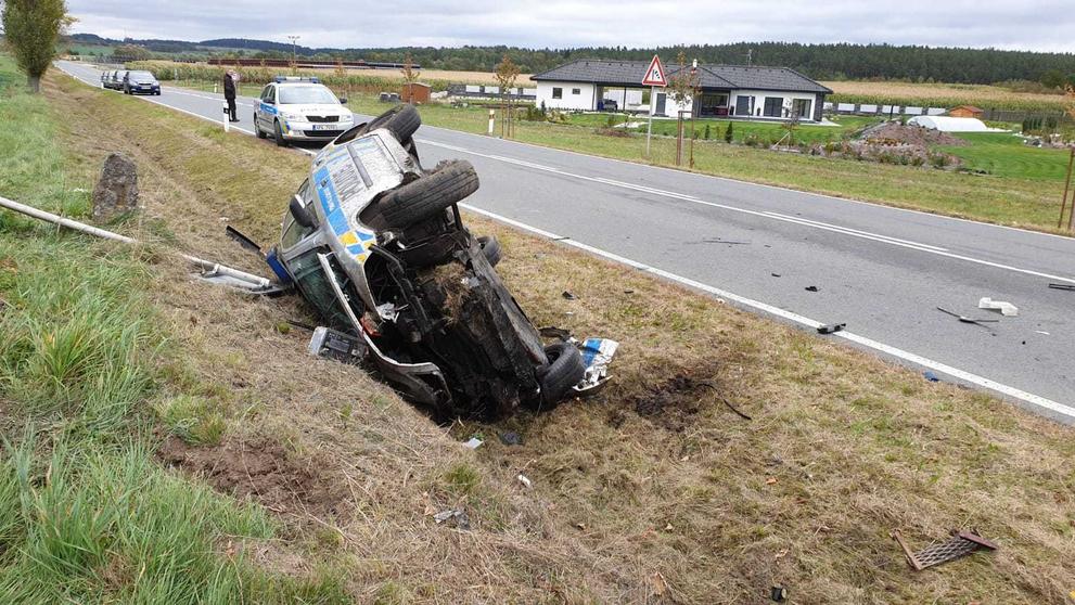 Vážná nehoda policejního auta a traktoru u Holostřev na Tachovsku - 2