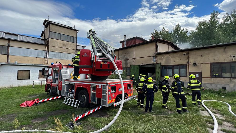 Požár autoservisu v Běchovicích (17)