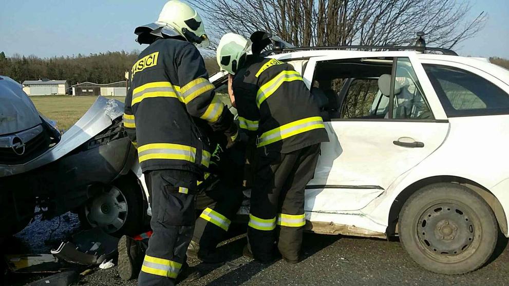 Dodávka plná hasičů se čelně střetla s osobním autem