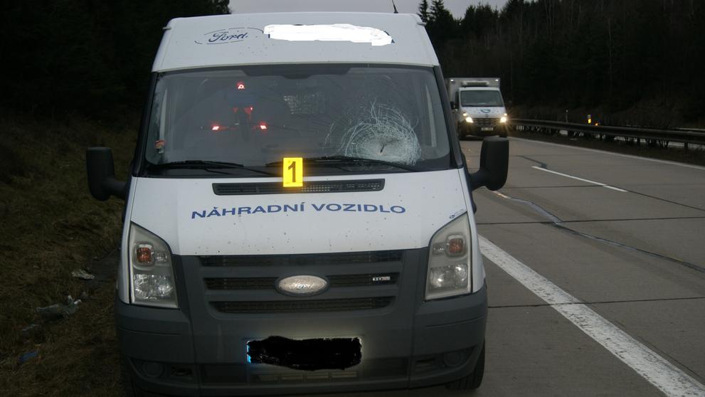 Na auto jedoucí po D1 někdo hodil kámen - 1