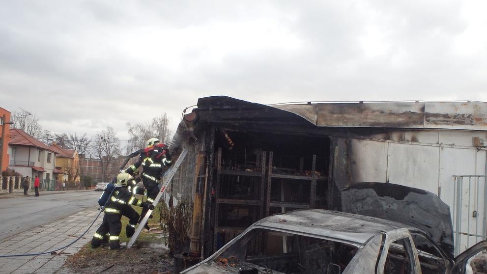 V Přerově shořelo nejdřív auto, pak sklad - 3