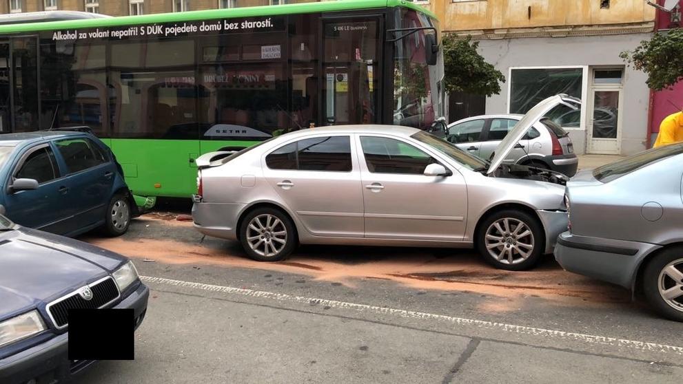 Autobus v Roudnici nad Labem před sebou tlačil několik aut - 1