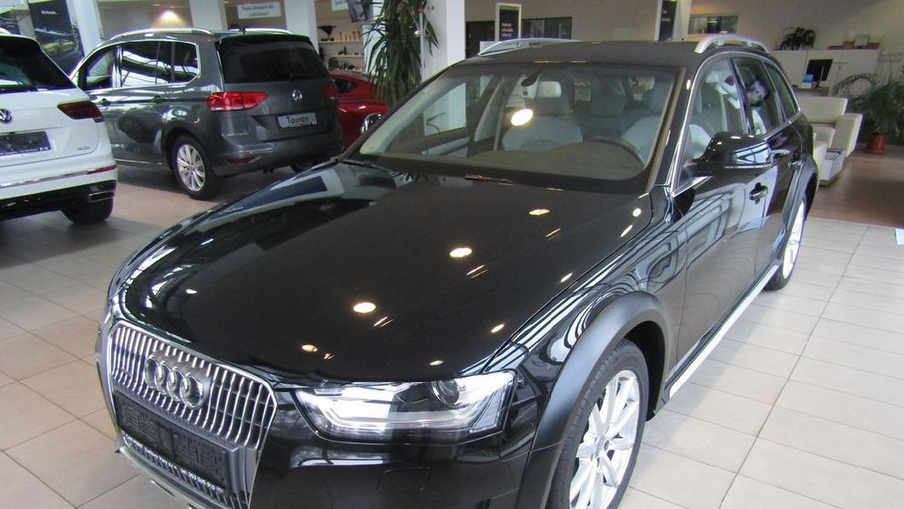 Krádež luxusních vozů z autosalonu v Domažlicích - 1