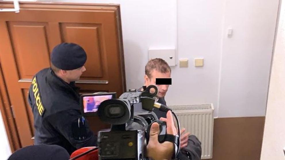 Podezřelé z vraždy pumpařky vedou k soudu - 4