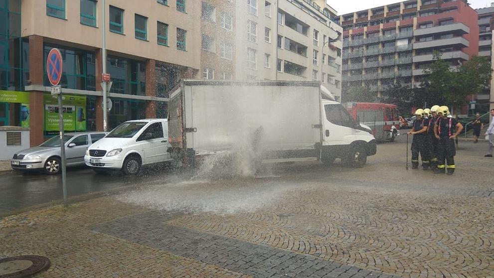 Auto přerazilo hydrant ve Vysočanech - 7