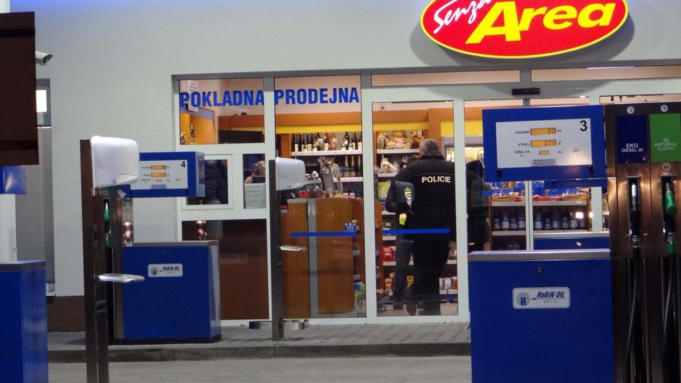Za přepadení se zbraní hrozí lupiči deset let, přestože si nic neodnesl