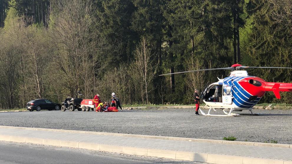 Těžce zraněného cyklistu transportoval vrtulník - 3
