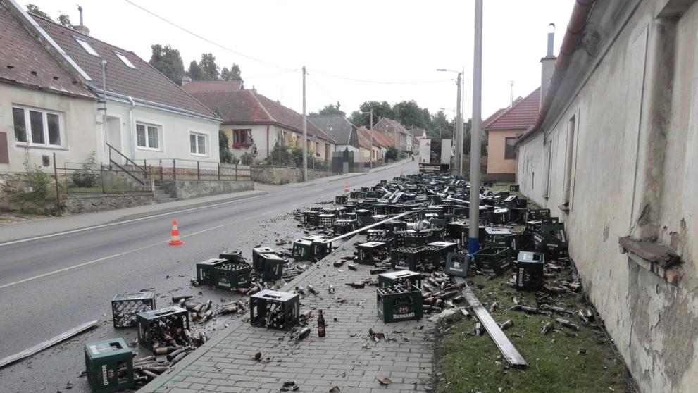 nehoda návěsu s pivem - 1