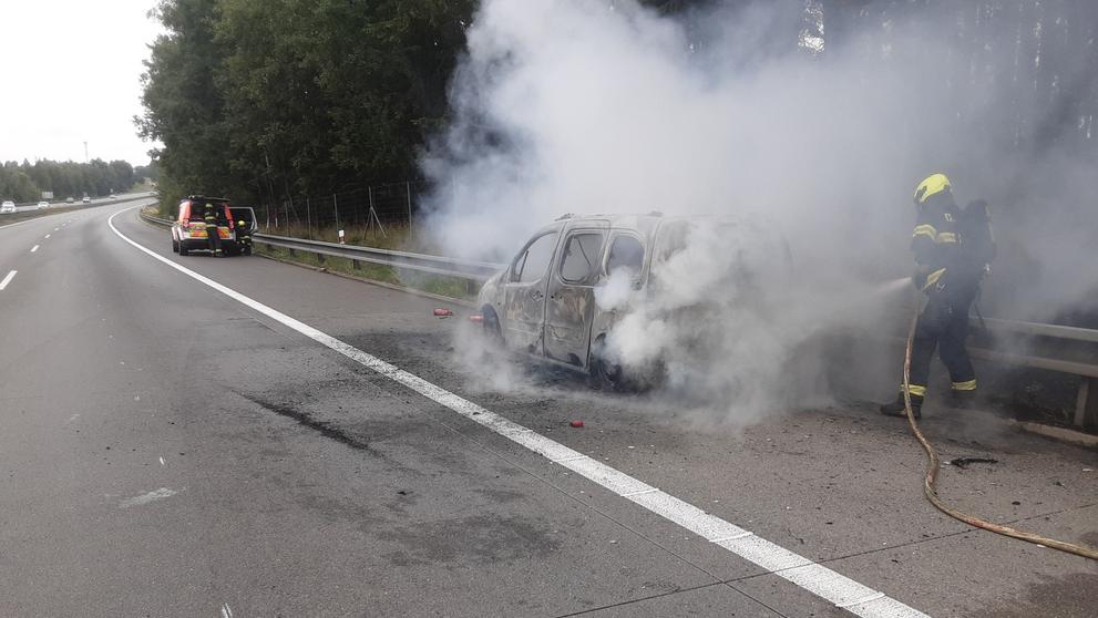 Shořelé auto na D1 2