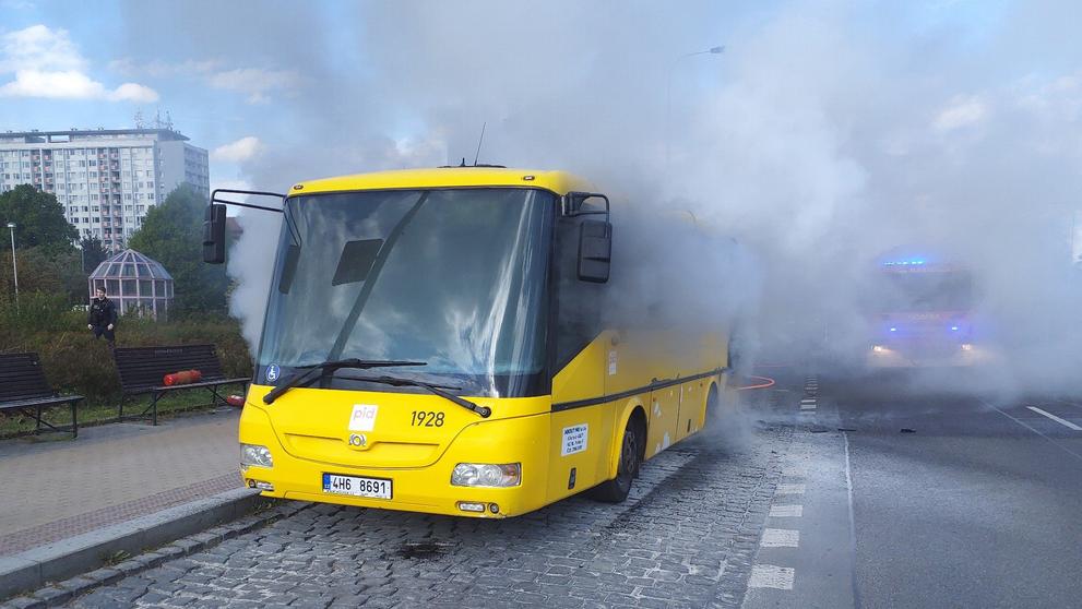 Požár autobusu v ulici Střelničná (1)