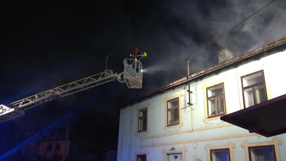 Při příjezdu prvních hasičů šlehaly plameny z celé střechy