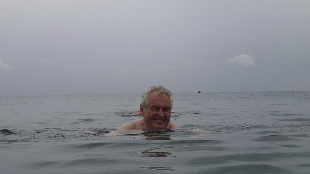 Miloš Zeman v moři - 3