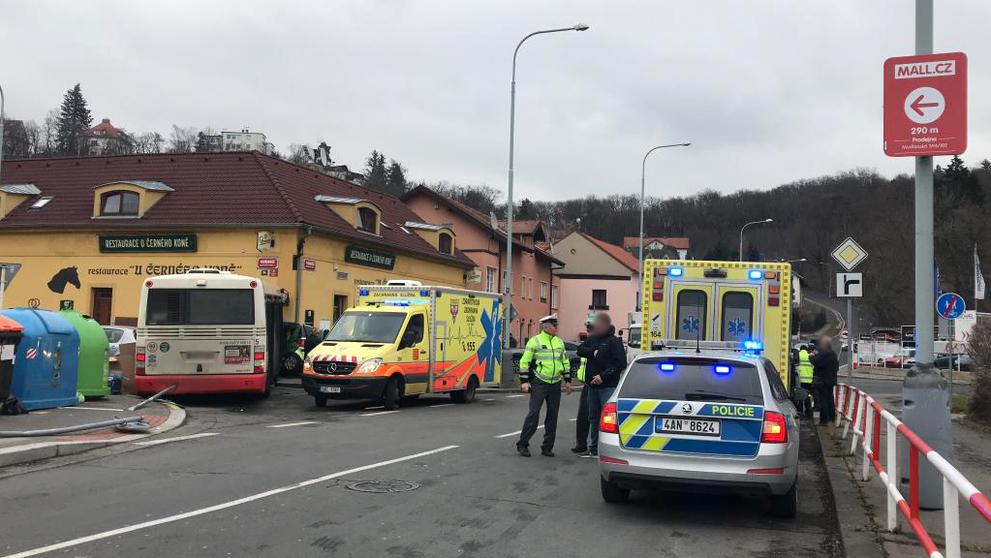 Vážná nehoda autobusu a dvou aut v Modřanech - 3