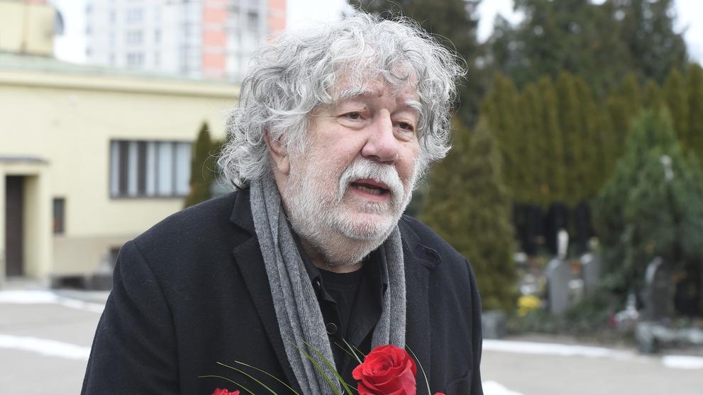 Zdeněk Troška na posledním rozloučení s herečkou Janou Synkovou