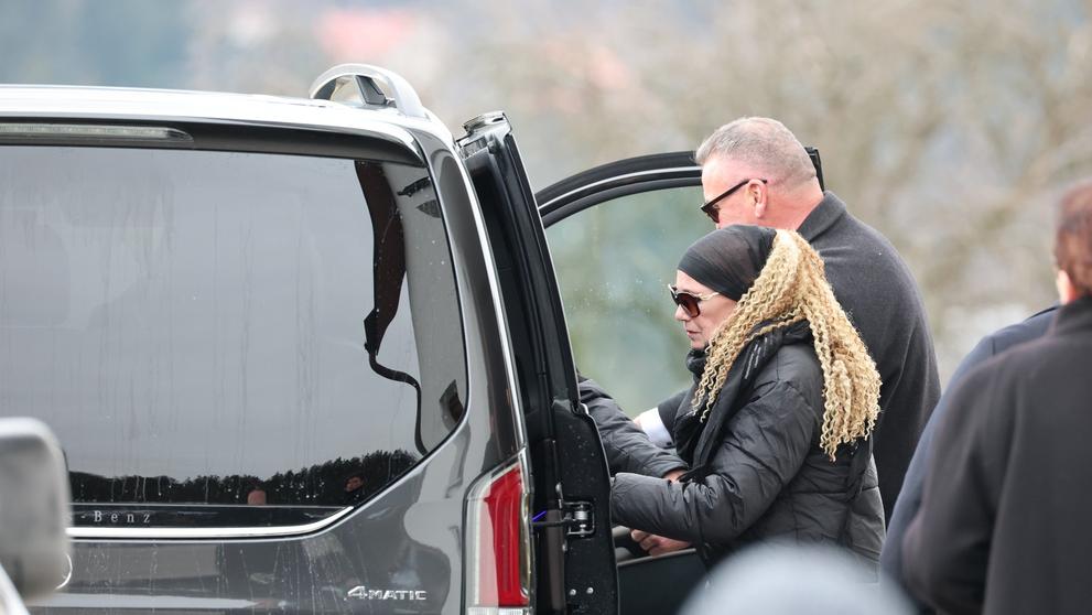 Alena Semelková na posledním rozloučením se svou dcerou Helenou Zeťovou