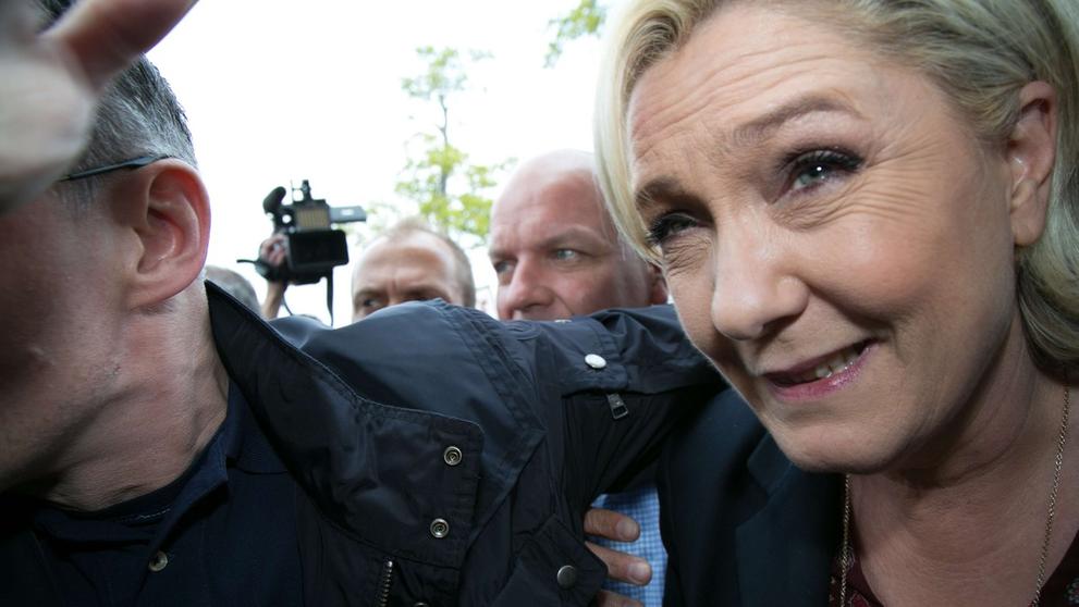 Po Marine Le Penové házeli vajíčka