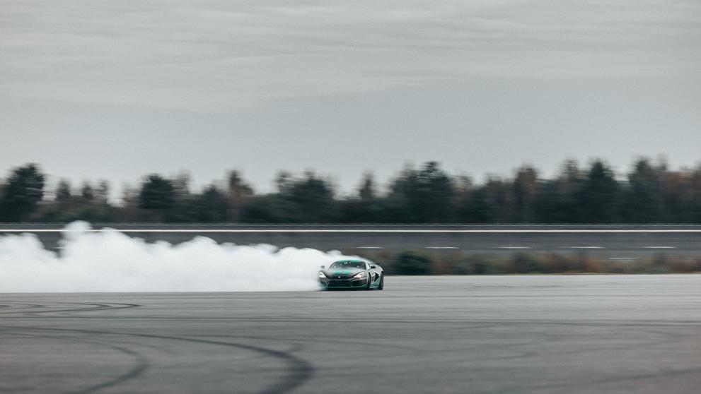 Rimac Nevera při rekordní jízdě pozpátku