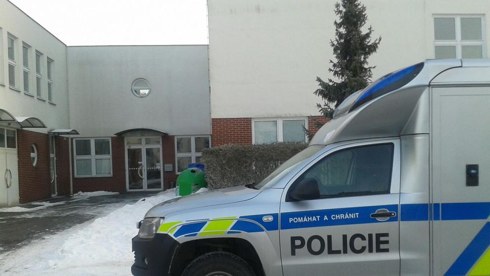 Ze střechy gymnázia skočil student - 3