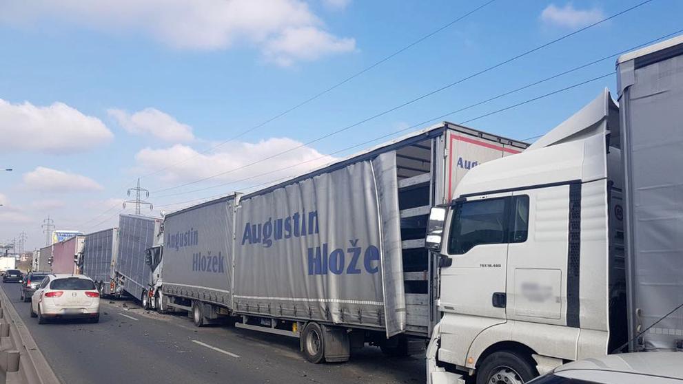 Nehoda nákladních aut na nájezdu na D8 - 4