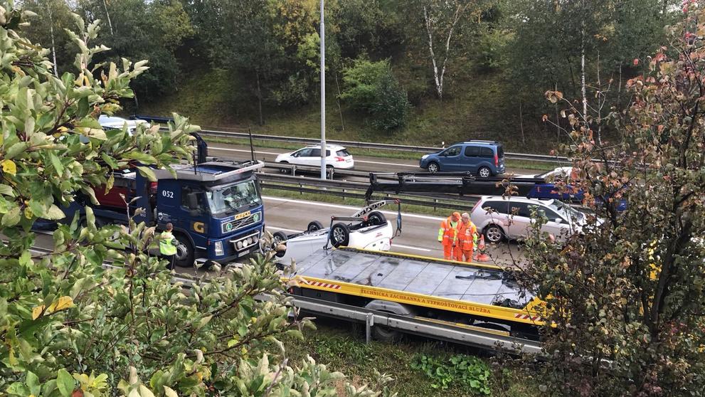 Pád vozidla z nákladního automobilu na Pražském okruhu - 1