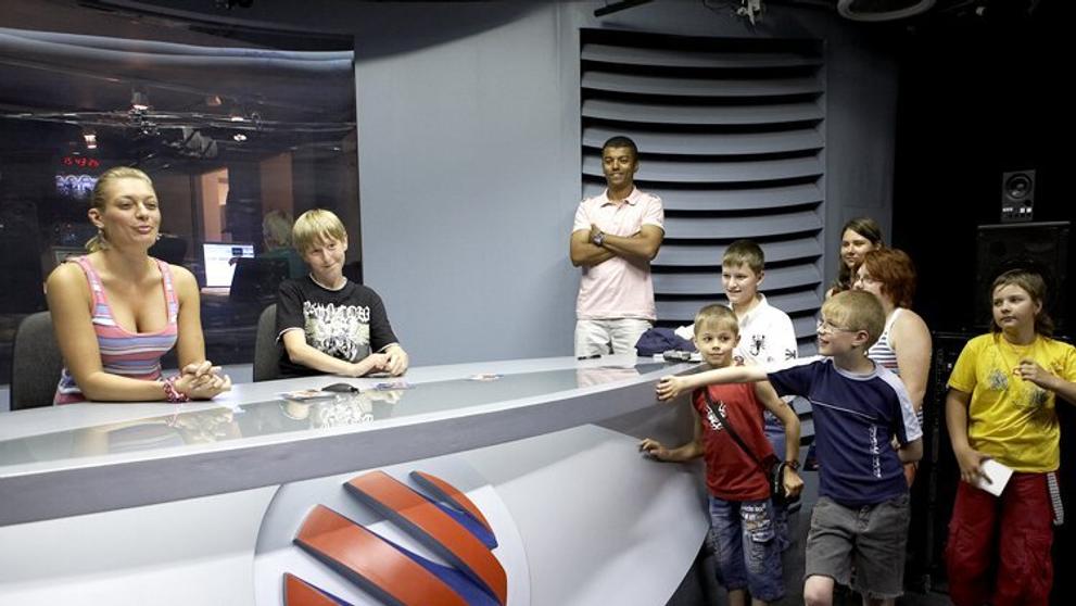 Výherci dětské soutěže v zákulisí televize Nova. 