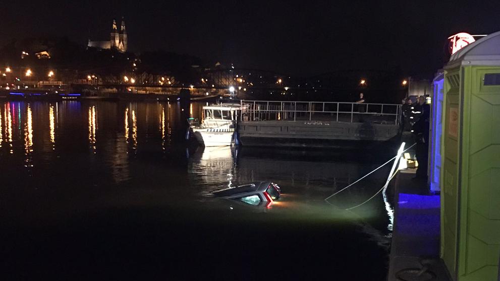 Auto sjelo z pražské náplavky přímo do Vltavy