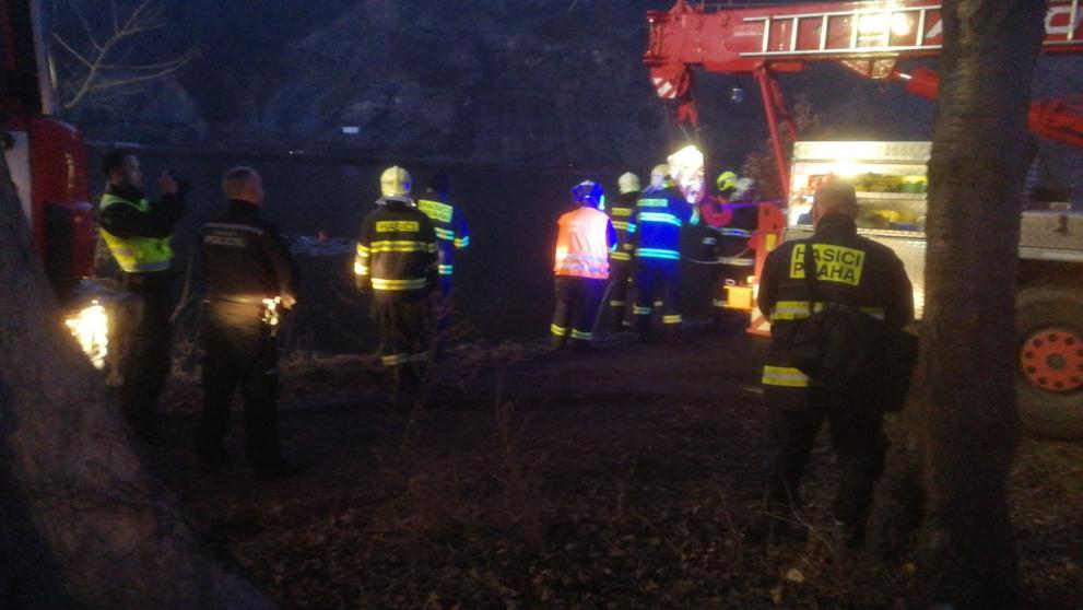 Auto sjelo do řeky - Vrané nad Vltavou