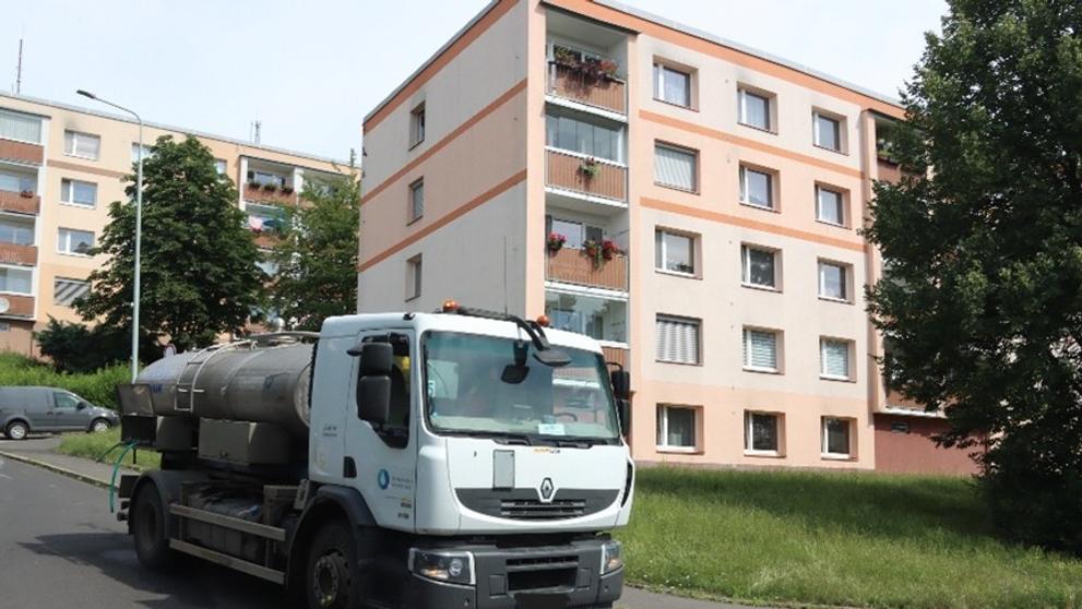 Muž střílel z okna na cisternu s pitnou vodou (3)
