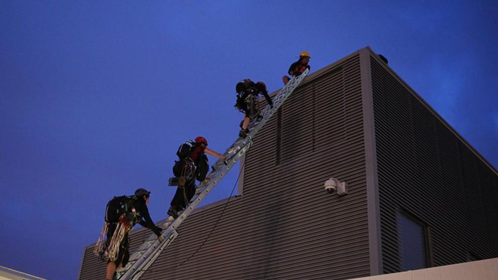 Aktivistky Greenpeace lezou na londýnský mrakodrap - 2