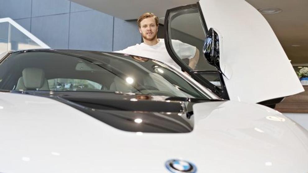 David Pastrňák a jeho BMW i8