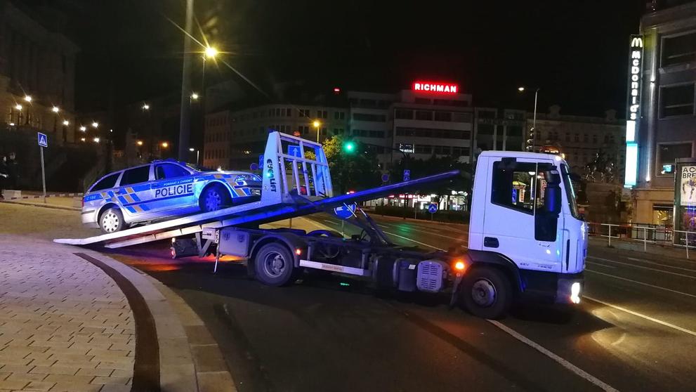 Policejní auto skončilo na střeše - 2